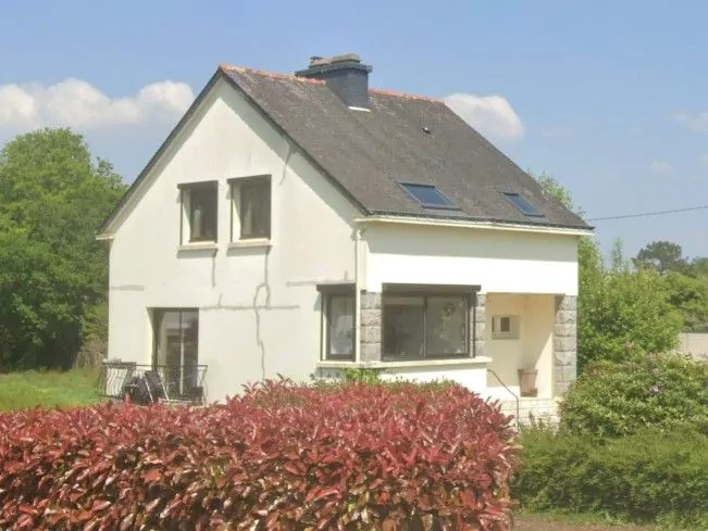 Façade d'une maison avant les travaux de rénovation
