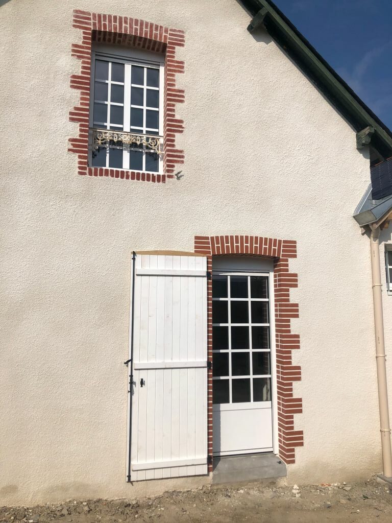 Fenêtres en aluminium blanc dans le 44