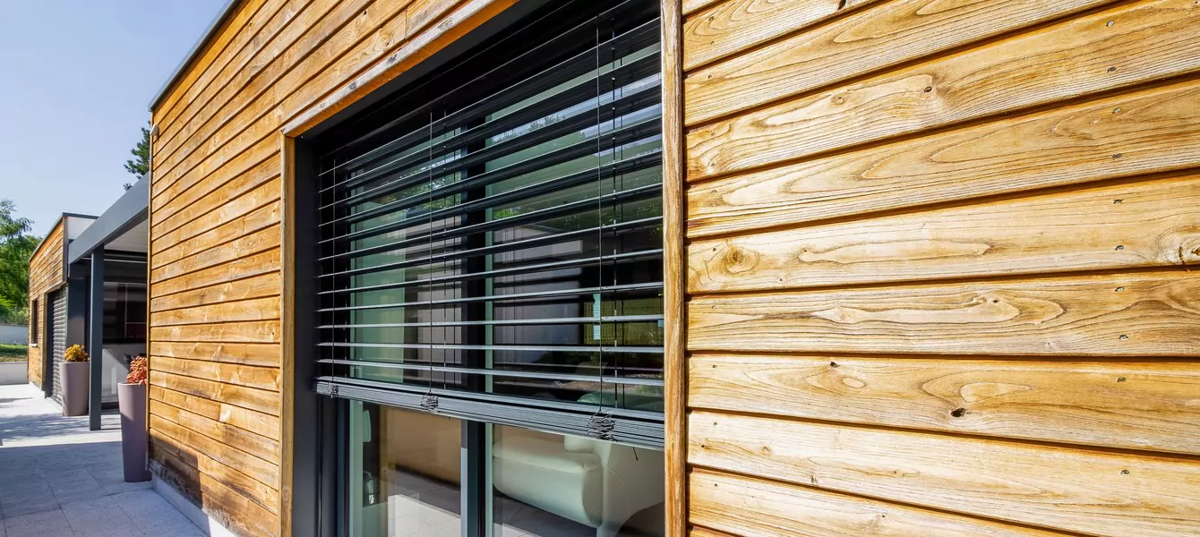 Bardage en lames de bois sur une maison