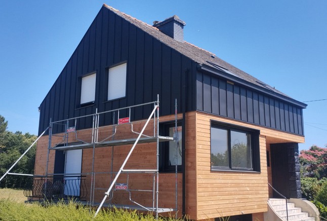 Bardage en bois sur la façade inférieure d'une maison et bardage en zinc pour l'étage