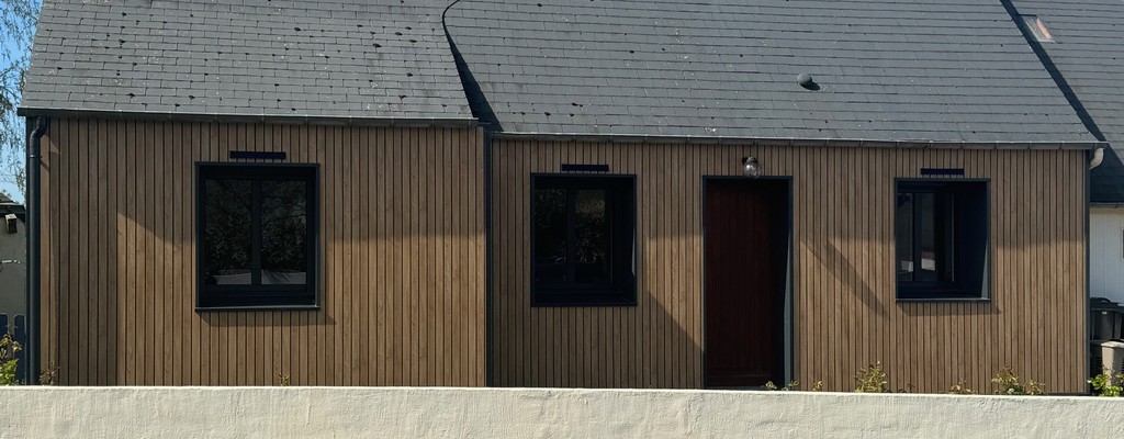 Bardage en bois sur la façade d'une maison