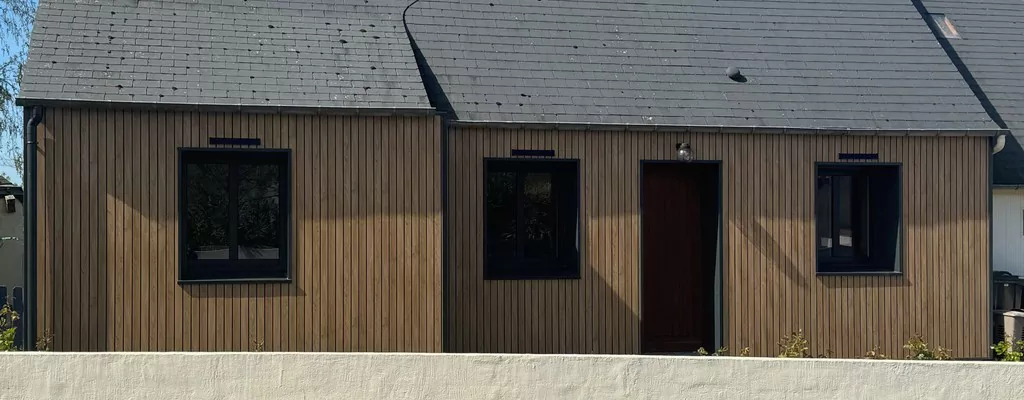 Bardage en bois sur la façade d'une maison