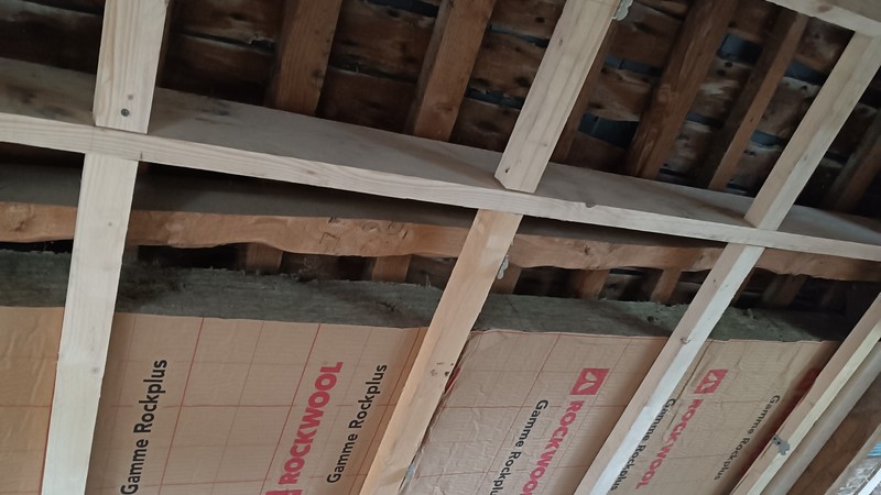Ossature en bois pour l'isolation par l'intérieur d'un grenier