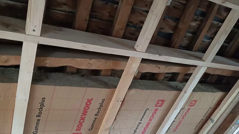 Ossature en bois pour l'isolation par l'intérieur d'un grenier