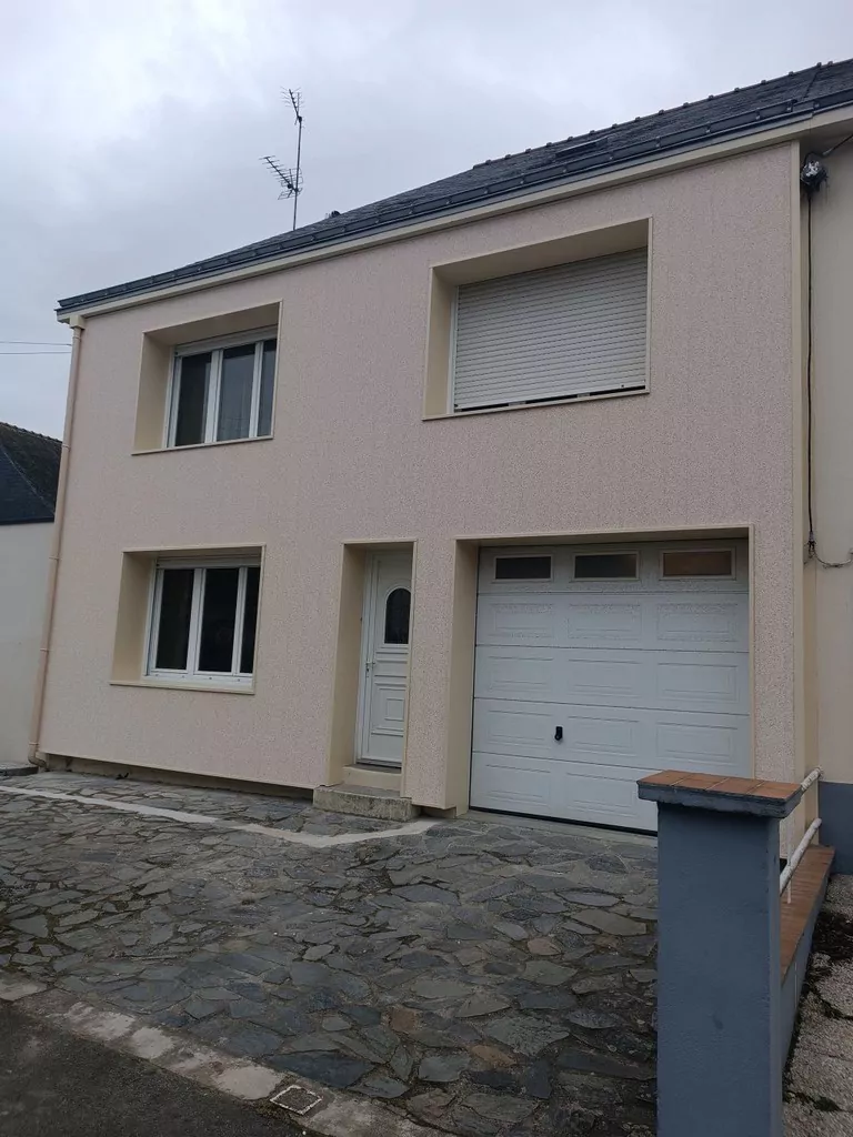 Bardage effet enduit sur une façade de maison