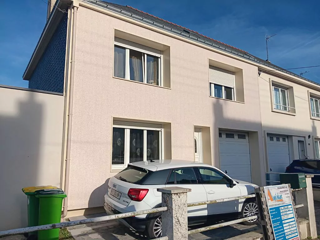 Travaux d'isolation par l'extérieur avec bardage finition enduit