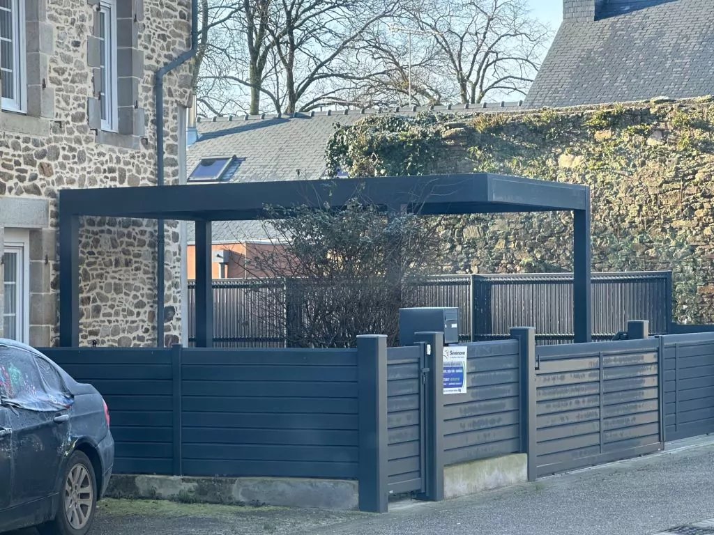 Carport autoporté, clôture et portail en aluminium