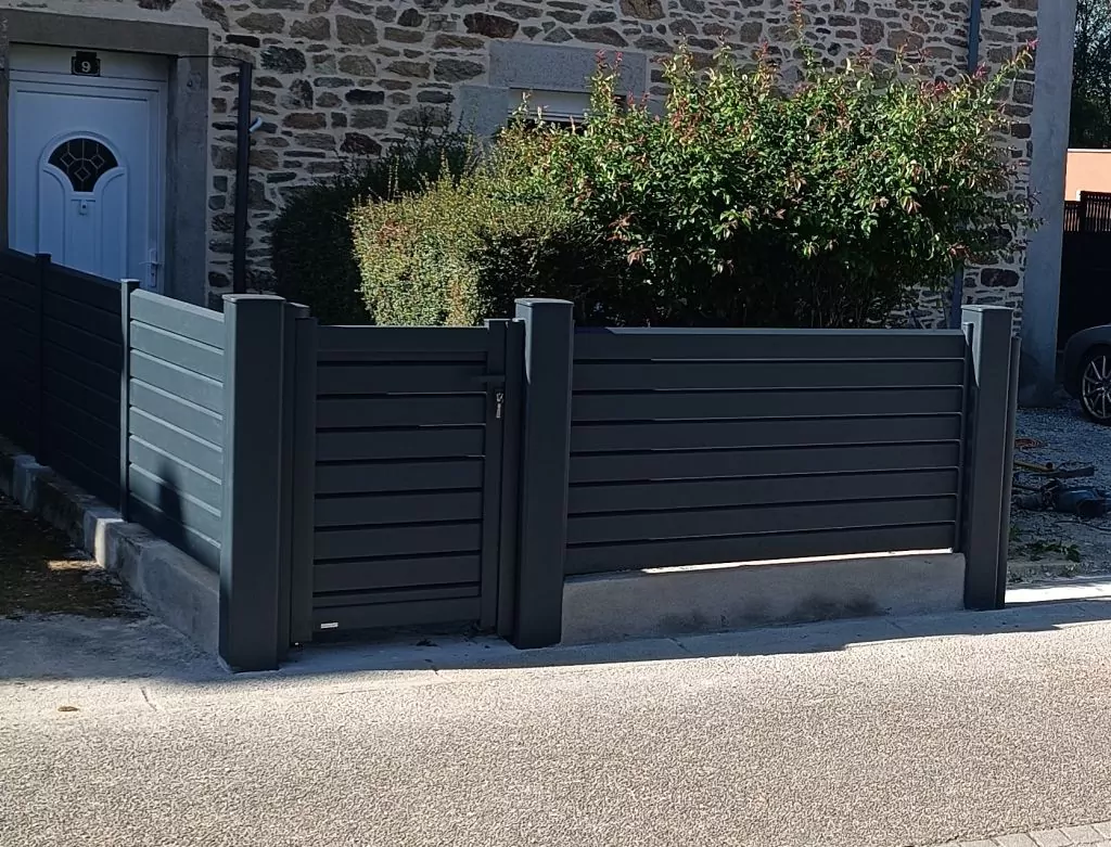 Portillon en aluminium et clôture sur muret ajourée