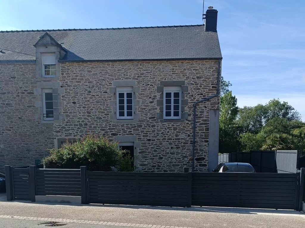 Installation d'un portail coulissant en aluminium