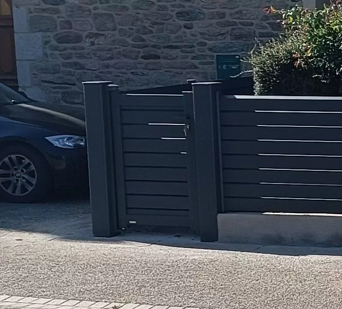 Portillon intégré dans une clôture en alu