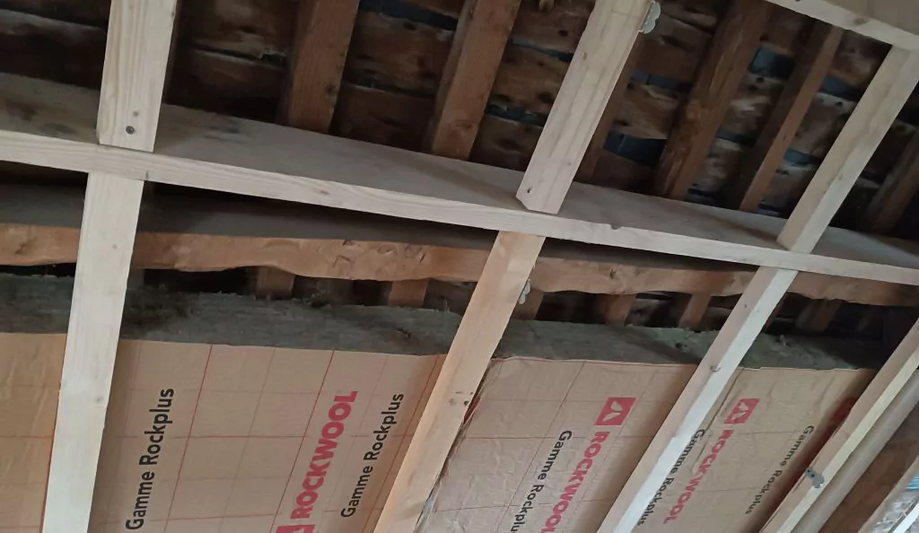 Contre-chevrons en bois pour maintenir la laine de roche