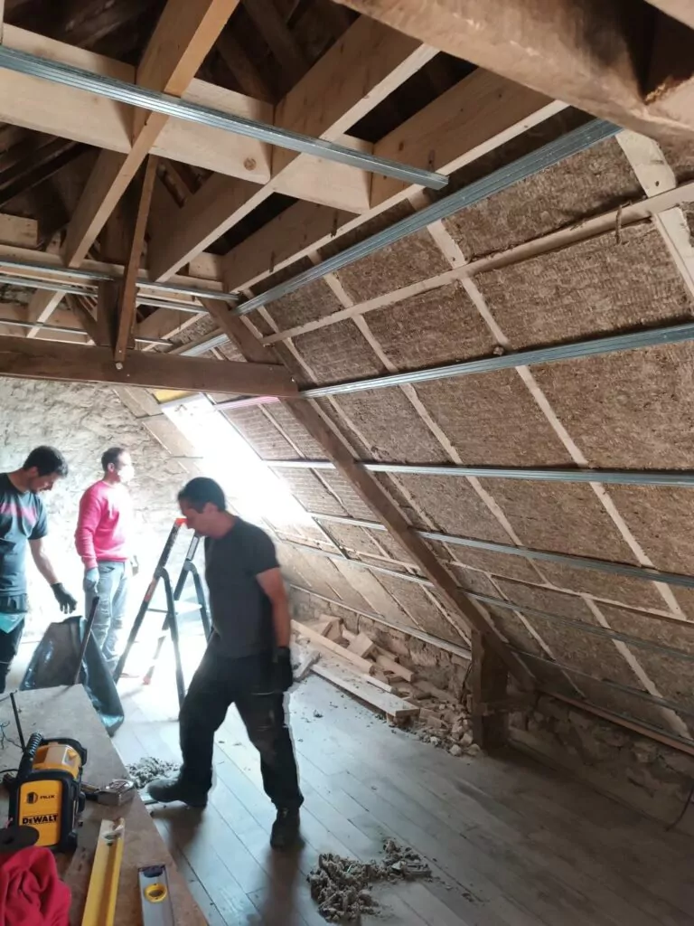 Installation de l'isolant thermique dans les combles