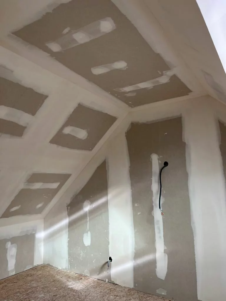 Pose de placo dans les combles d'une maison bretonne